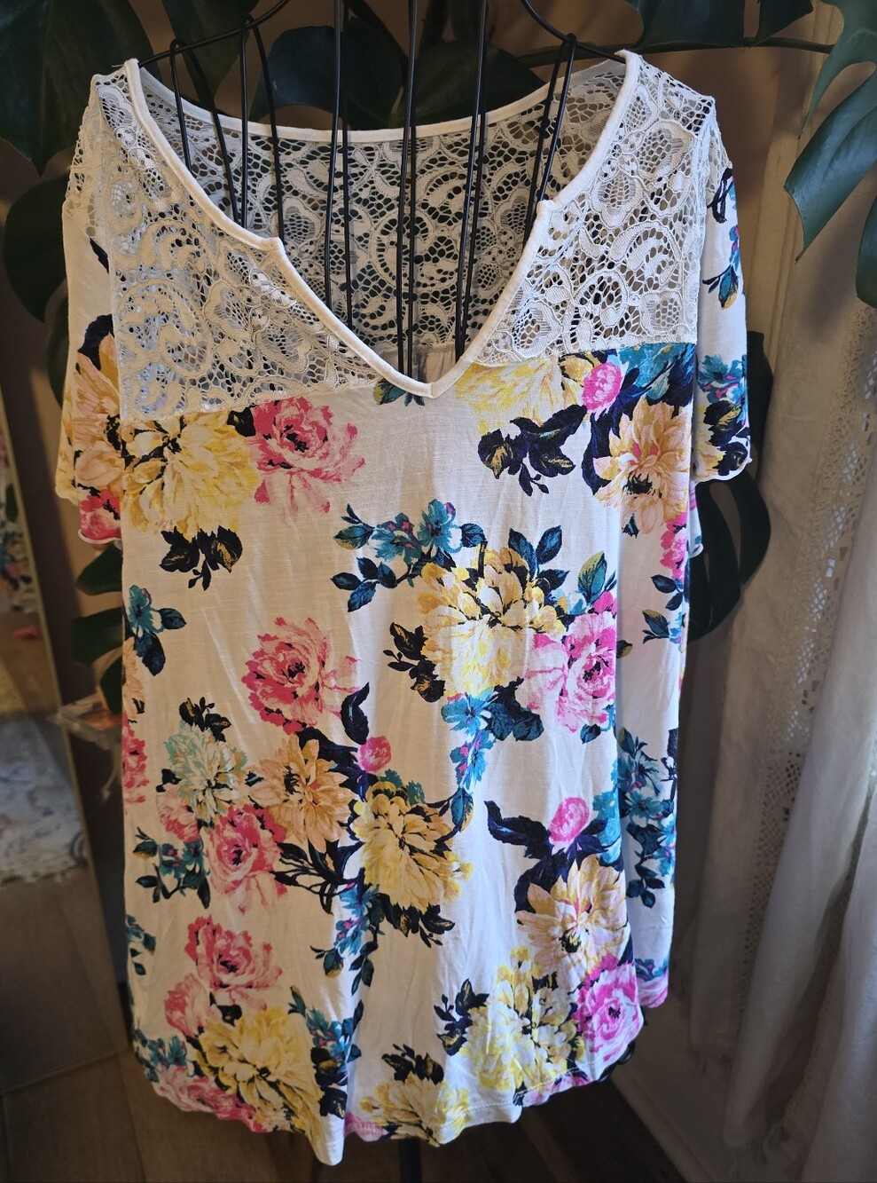 Torrid Super Soft Floral Lace Yoke V-Neck Top Size 0 (L / 12)
